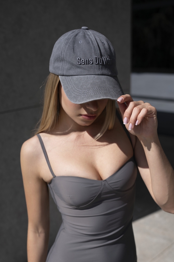 Шапка в цвят STONE GREY