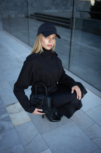 Късо  NOIR UTILITY яке от пике с колан 